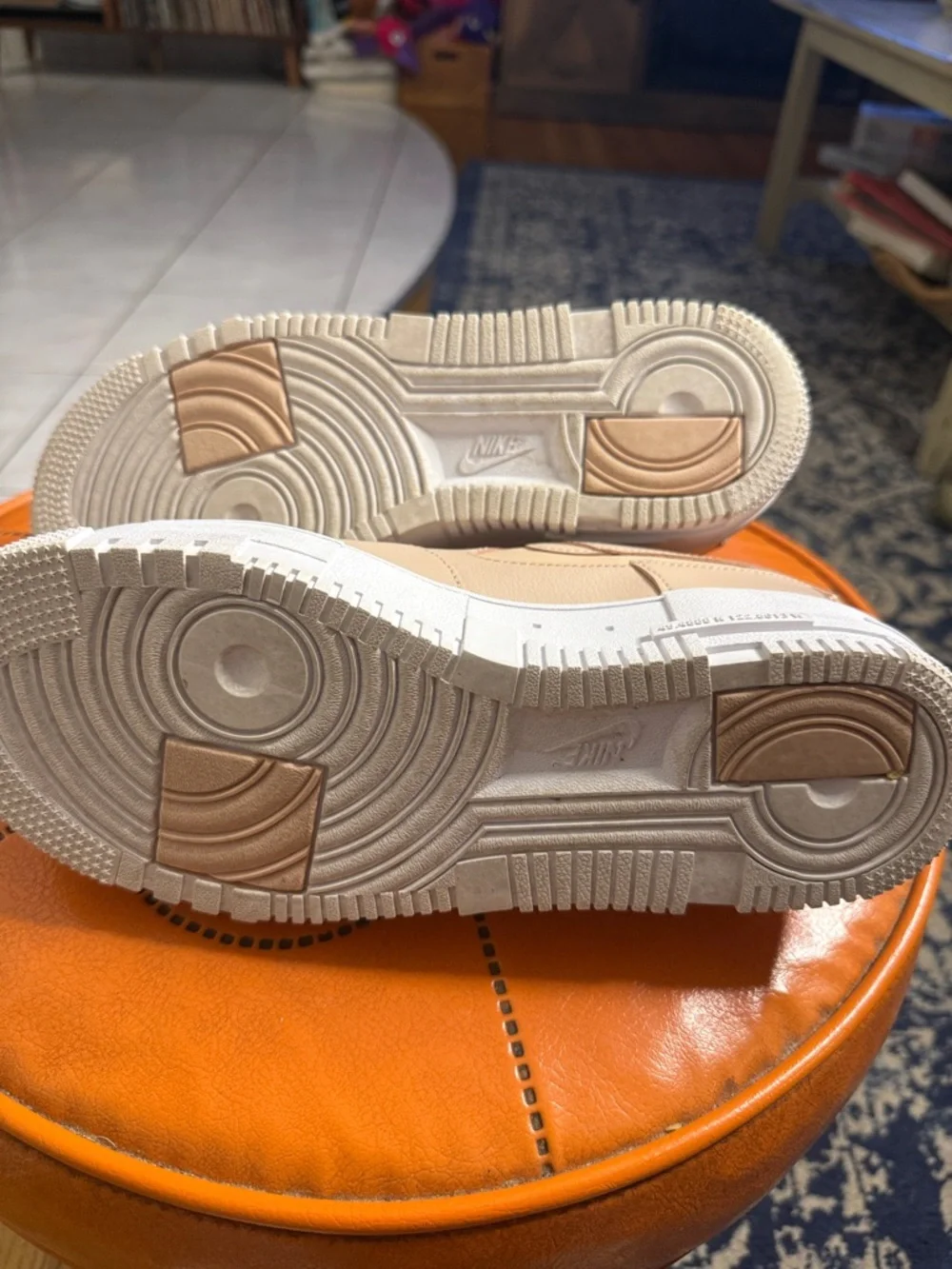 Nike Low-Top Sneakers in‎ Light Beige and White